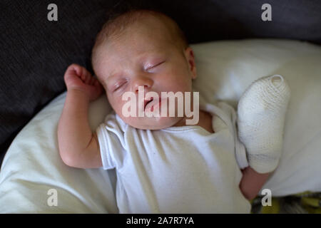 Bébé avec le bras bandé Banque D'Images