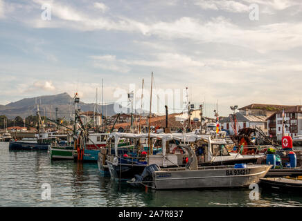Saint Jean de Luz, France - 28 septembre 2019 : Bateaux du port de pêche Banque D'Images