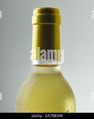 Bouteille de vin blanc et son chapeau en close-up shoot en studio Banque D'Images
