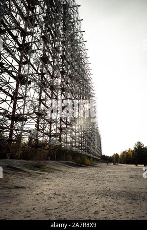 150 mètres de haut abandonnés Duga-1 radio une gamme d'antennes dans la zone d'exclusion de Tchernobyl près de la centrale nucléaire de Tchernobyl (Ukraine) Banque D'Images