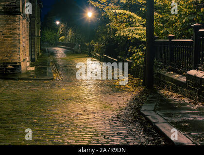 Les rues pavées de Saltaire chatoient à la flamme de la lampe à la recherche comme l'ensemble d'un film noir Banque D'Images