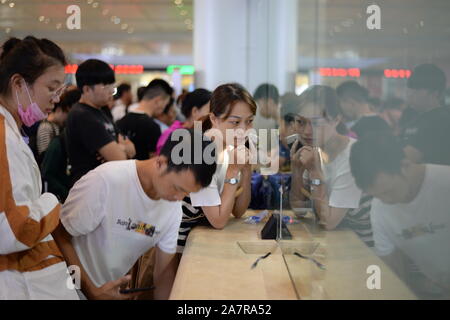 Voyageurs d'attendre en ligne pour obtenir un remboursement de leur billet à la gare de l'ouest de Jinan Jinan en ville, est de la Chine.s la province de Shandong, le 11 août 2019. Banque D'Images