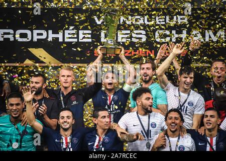 Thiago Silva, centre, du Paris Saint-Germain détient le trophée de champion et célèbre avec ses coéquipiers après avoir battu le Stade Rennais pour gagner le T Banque D'Images