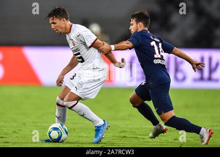 Adrien Hunou, gauche, de défis Stade Rennais Juan Bernat de Paris Saint-Germain pendant le trophée des Champions (match du Trophée des Champions) à Shenz Banque D'Images