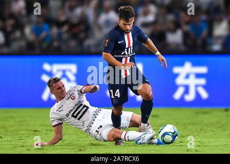 Juan Bernat, haut, du Paris Saint-Germain défis Benjamin Bourigeaud pendant le stade Rennais de Trophee des Champions (match du Trophée des champions) dans Banque D'Images