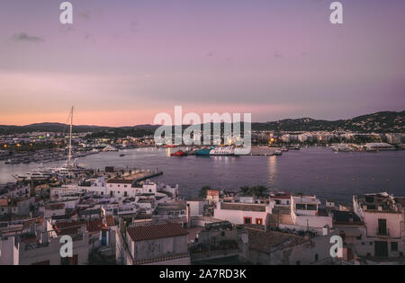 Magnifique coucher de soleil dans le quartier historique de Dalt Vila à Ibiza, Baléares, Espagne.Cathédrale et maisons blanches dans la région de mur Banque D'Images