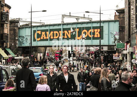 London, Camden Town district, Angleterre, 06/05/12 : paysage urbain du quartier de Camden Town à Londres, les gens marcher dans le centre-ville dans le marke Banque D'Images