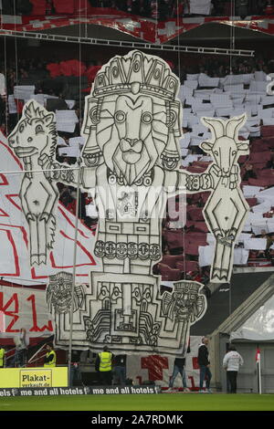 Düsseldorf, Allemagne. 06Th Nov, 2019. Bundesliga : Soccer, Fortuna Düsseldorf - 1er FC Cologne, 10e journée dans le Merkur. Spiel-Arena Deux plaques d'accrocher à un bouc figure dans le sud courbe de la Fortuna fans. Comme Peter apporte de de Kölner Band rassemble les rapports sur Facebook, l'un des plaques a été volé dans le bus de tournée du groupe il y a un an à Düsseldorf. Selon la deuxième, amène la plaque numéro vient de l'autobus de tournée du groupe de Cologne Höhner 'De'. (Dpa 'vol de plaque de licence apparaît dans le bloc ventilateur Fortuna') Crédit : David Young/dpa/Alamy Live News Banque D'Images