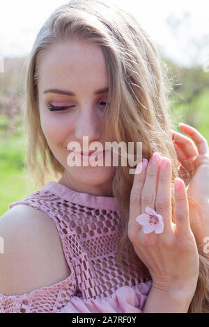 Coccinelle insecte sur une blonde woman's hand Banque D'Images