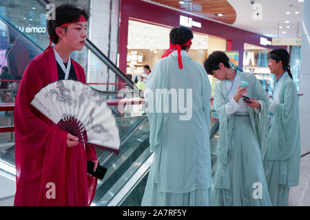 Des centaines de Chinois antique-chinese-amateurs de vêtements se rassemblent pour célébrer le Festival Qixi à Hefei city, est de la Chine, la province de l'Anhui, le 3 juillet 2019. Hun Banque D'Images