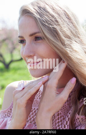 Coccinelle insecte sur une blonde woman's hand Banque D'Images