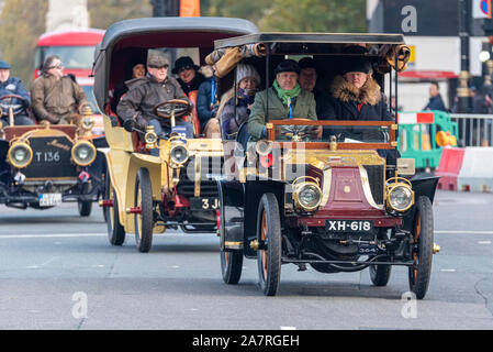 Renault 1904 vintage car traverse Westminster au début de l'Londres à Brighton veteran car run en novembre 2019. Voitures Banque D'Images