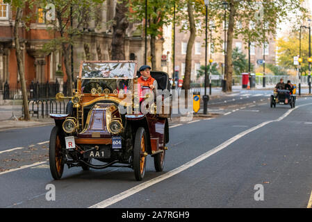 Renault 1905 vintage car traverse Westminster au début de l'Londres à Brighton veteran car run en novembre 2019. Millbank Banque D'Images