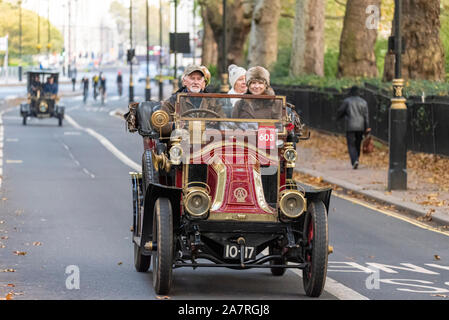 Renault 1905 vintage car traverse Westminster au début de l'Londres à Brighton veteran car run en novembre 2019. Millbank Banque D'Images