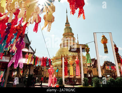 Fête des lanternes au Wat Phra That Hariphunchai dans Lamphun, Thaïlande. Banque D'Images