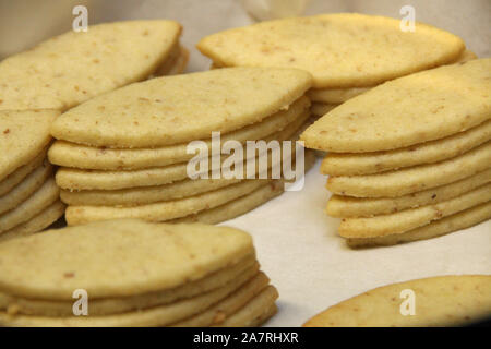 Biscuits sablés sont empilées sur du papier blanc recette de cookies de Noël typique autrichien Banque D'Images