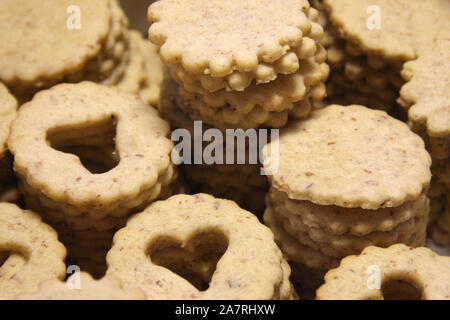 Biscuits sablés empilés pour biscuits linzer reposent sur du papier blanc de Noël traditionnel autrichien recette cookies biscuits linzer Banque D'Images