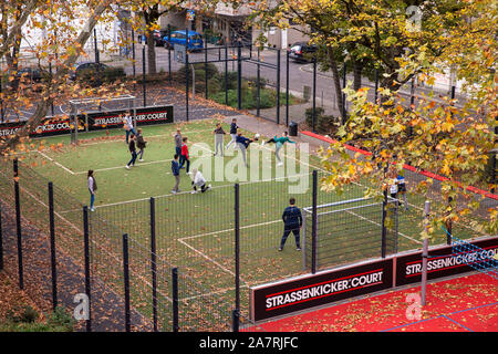 Un terrain de football, appelé Cour Strassekicker, construit par la Fondation à la Lukas Podolski Holzmarkt, Cologne, Allemagne. ein von der Lukas-Pod Banque D'Images