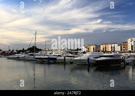 Les bateaux de plaisance dans le port de plaisance de Vilamoura, Algarve, Portugal, Europe Banque D'Images