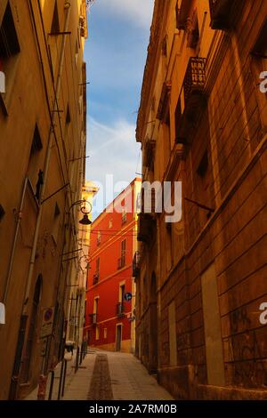Une rue libre de voiture au coeur de Castello, le quartier médiéval de la capitale de la Sardaigne, Cagliari, Italie Banque D'Images