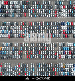 Vue aérienne d'un immense parking rempli de nouvelles voitures importées. Près De Bristol, Angleterre Banque D'Images