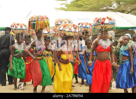 Les animateurs culturels au cours de l'exécution Noir Heritage Festival à Lagos Badagry Beach historique. Banque D'Images