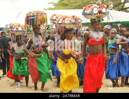 Les animateurs culturels au cours de l'exécution Noir Heritage Festival à Lagos Badagry Beach historique. Banque D'Images