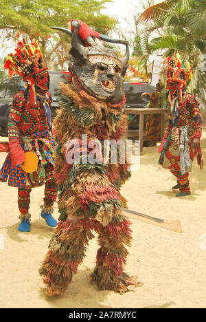 La mascarade affiche sa puissance magique lors du Festival annuel du patrimoine noir, Badagry, Lagos. Banque D'Images