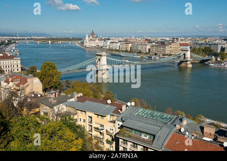 Danube, pont à chaînes Széchenyi et bâtiment du parlement hongrois. Budapest. Banque D'Images