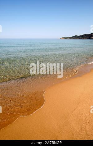 Une plage de sable doré et ciel bleu en arrière-plan du paysage Sardaigne Italie Europe - paysage plage vide Banque D'Images