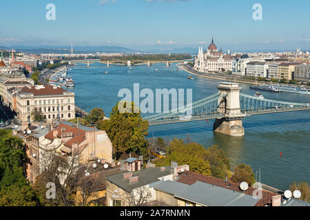 Danube, pont à chaînes Széchenyi et bâtiment du parlement hongrois. Budapest. Banque D'Images