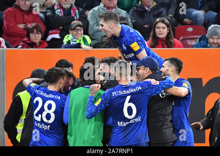 Goaljubel collective objectif après par Amine HARIT (FC Schalke 04) à 2-3 avec Jonjoe KENNY (FC Schalke 04-up), l'entraîneur David Wagner (Schalke 04), Alessandro SCHOEPF (FC Schalke 04), Omar MASCARELL (FC Schalke 04), la jubilation, la joie, l'enthousiasme, l'action. Soccer 1. Bundesliga, 10.journée, journée10, FC Augsburg (A) -FC Schalke 04 (GE) 2-3, 11/3/2019 à Augsbourg, WWKARENA, DFL RÈGLEMENT INTERDIT TOUTE UTILISATION DE PHOTOGRAPHIE COMME DES SÉQUENCES D'IMAGES ET/OU QUASI-vidéo. Dans le monde d'utilisation | Banque D'Images