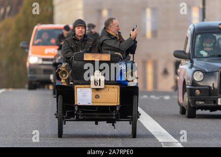 1899 De Dion Bouton vintage voiture conduite par Westminster au début de l'Londres à Brighton veteran car run en novembre 2019. Lambeth Bridge Banque D'Images