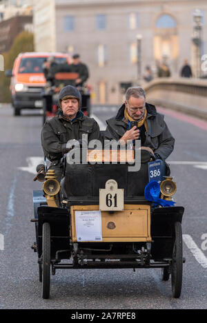 1899 De Dion Bouton vintage voiture conduite par Westminster au début de l'Londres à Brighton veteran car run en novembre 2019. Lambeth Bridge Banque D'Images