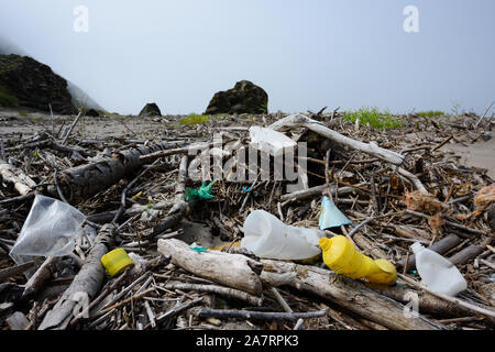 Les bouteilles en plastique et de déchets déchets sur la plage de l'océan. Environnement La pollution causés par l'homme poubelle. Banque D'Images