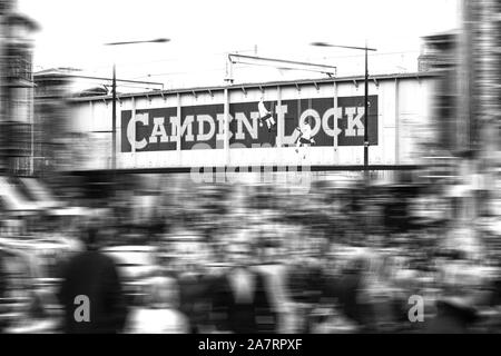 Centre de Londres, Camden Town : pont de fer avec Camden Lock logo et flou de mouvement dans l'arrière-plan Banque D'Images