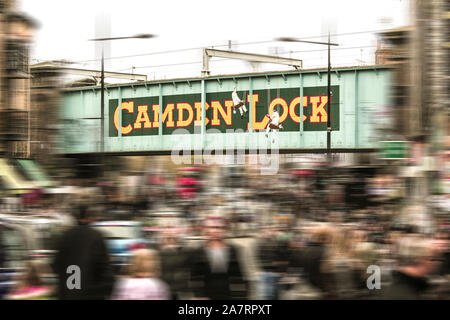 Centre de Londres, Camden Town : pont de fer avec Camden Lock logo et flou de mouvement dans l'arrière-plan Banque D'Images