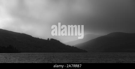 Tempête sur Ben Lawers - vue depuis les rives du Loch Tay Banque D'Images