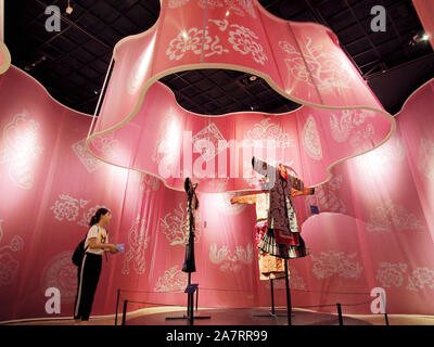 Les une robe avec des motifs décoratifs ethniques au cours d'une exposition au Musée d'Art de Beijing à Beijing, Chine, 7 août 2019. Un Banque D'Images