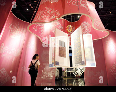 Les une robe avec des motifs décoratifs ethniques au cours d'une exposition au Musée d'Art de Beijing à Beijing, Chine, 7 août 2019. Un Banque D'Images