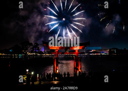 Orlando, Floride. 01 novembre, 2019. Arch japonais et de spectaculaires feux d'artifices la nuit dans l'arrière-plan d'Epcot (87).
