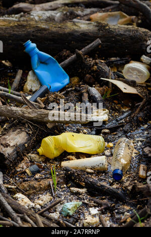 La pollution de l'environnement avec des matières plastiques. Le problème des déchets de plastique à l'échelle mondiale. Banque D'Images