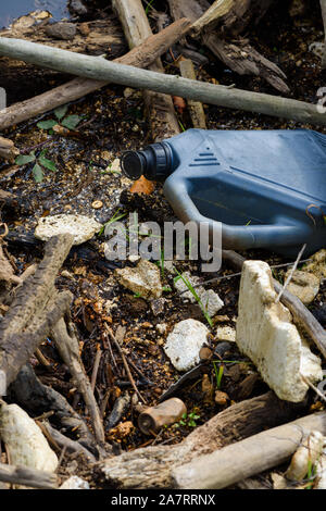 La mousse de polystyrène et de plastique de l'environnement la pollution de l'eau Banque D'Images