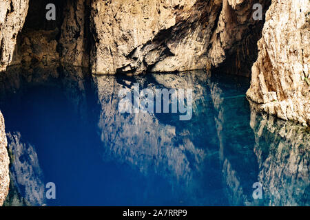 Chinhoyi Caves (auparavant le Sinoia Caves) sont un groupe de grottes de calcaire et de dolomite dans le centre-nord du Zimbabwe Banque D'Images