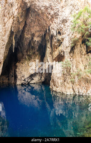 Chinhoyi Caves (auparavant le Sinoia Caves) sont un groupe de grottes de calcaire et de dolomite dans le centre-nord du Zimbabwe Banque D'Images