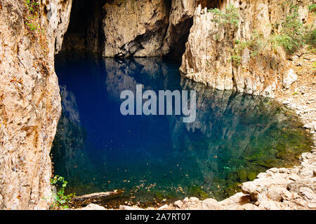 Chinhoyi Caves (auparavant le Sinoia Caves) sont un groupe de grottes de calcaire et de dolomite dans le centre-nord du Zimbabwe Banque D'Images