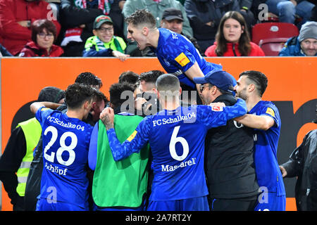 Goaljubel collective objectif après par Amine HARIT (FC Schalke 04) à 2-3 avec Jonjoe KENNY (FC Schalke 04-up), l'entraîneur David Wagner (Schalke 04), Alessandro SCHOEPF (FC Schalke 04), Omar MASCARELL (FC Schalke 04), la jubilation, la joie, l'enthousiasme, l'action. Soccer 1. Bundesliga, 10.journée, journée10, FC Augsburg (A) -FC Schalke 04 (GE) 2-3, 11/3/2019 à Augsbourg, WWKARENA, DFL RÈGLEMENT INTERDIT TOUTE UTILISATION DE PHOTOGRAPHIE COMME DES SÉQUENCES D'IMAGES ET/OU QUASI-vidéo. Dans le monde d'utilisation | Banque D'Images