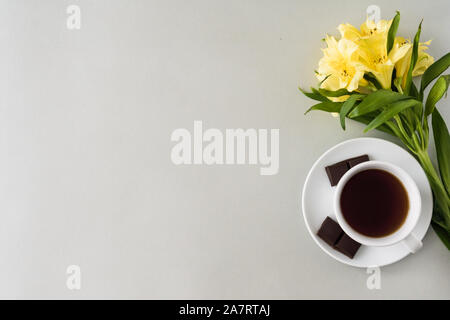 Arrière-plan de texte avec une tasse de café et de fleurs Banque D'Images