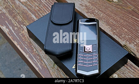 Téléphone de luxe Noir et étui en cuir noir Banque D'Images