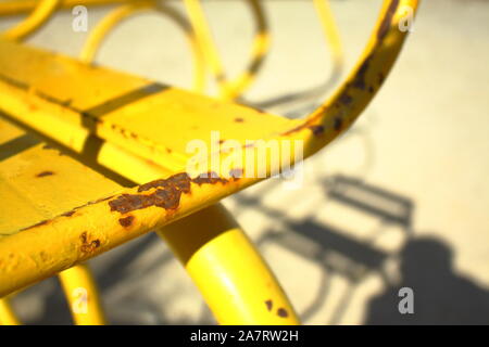 L'enfant jaune vieux carrousel dans le parc, close-up d'un ancien siège carrousel patine. Banque D'Images